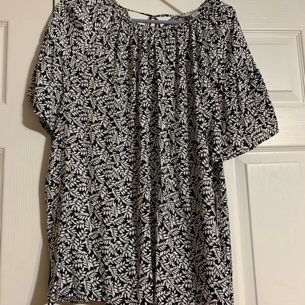 Women’s 1x Black and White Leaf Print Women's Top